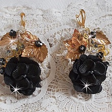 BO Attrape R&ecirc;ves Noires et Dor&eacute;es Ondul&eacute;es avec fleurs Lucites, tissu, dentelle, estampes, fleurs en cristal et dormeuses dor&eacute;es en laiton